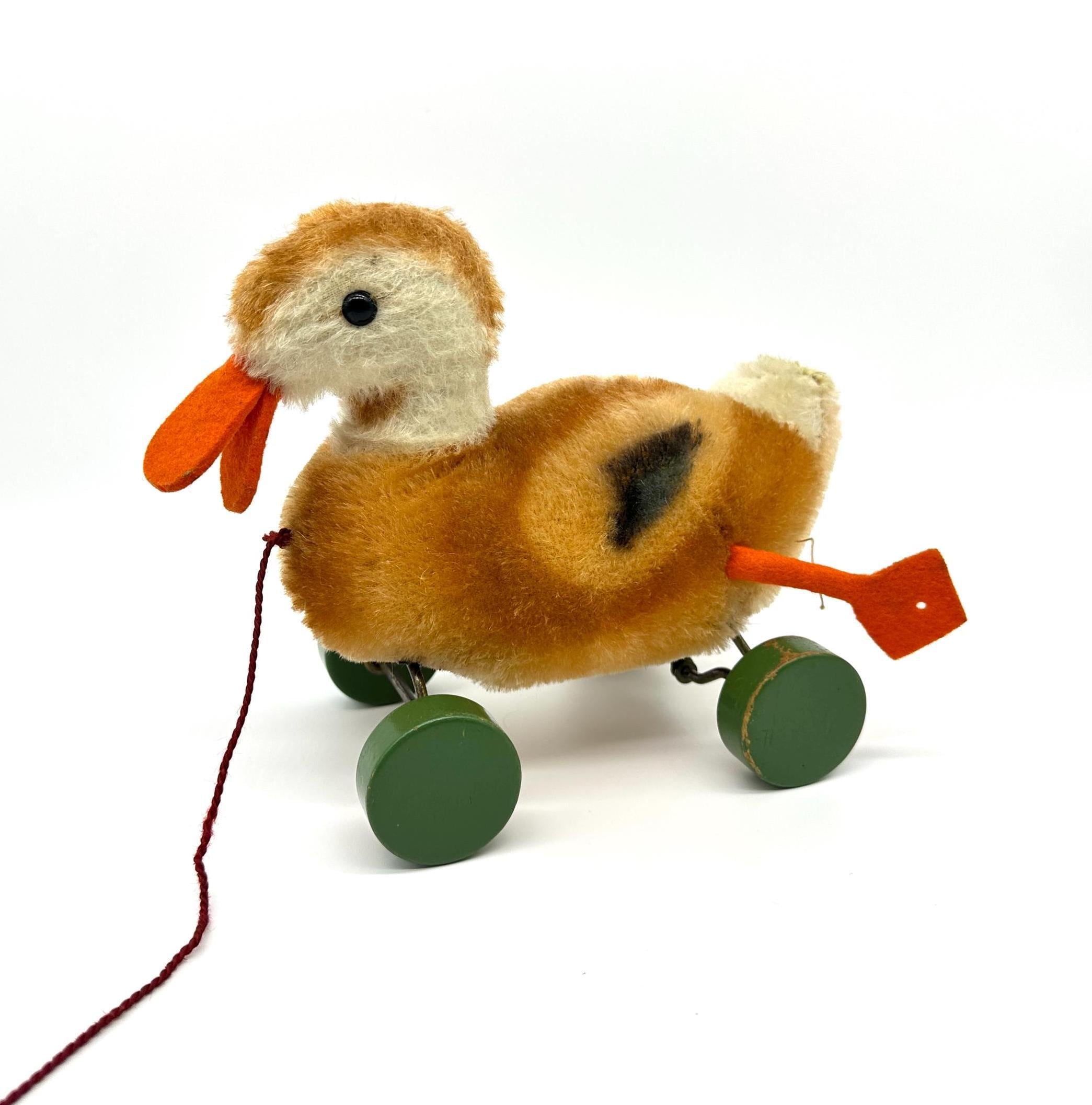 1950s Steiff duck angled side profile showing mohair texture and green wheels with pull string intact
