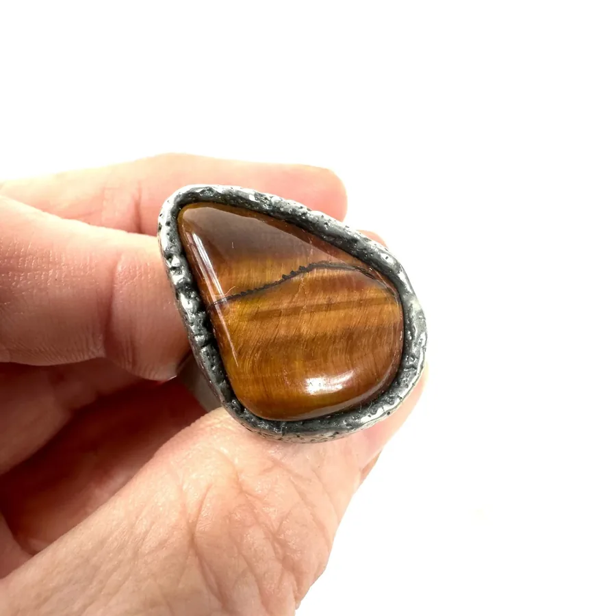 Adjustable band detail showing mechanism and sizing flexibility for comfortable vintage ring fit