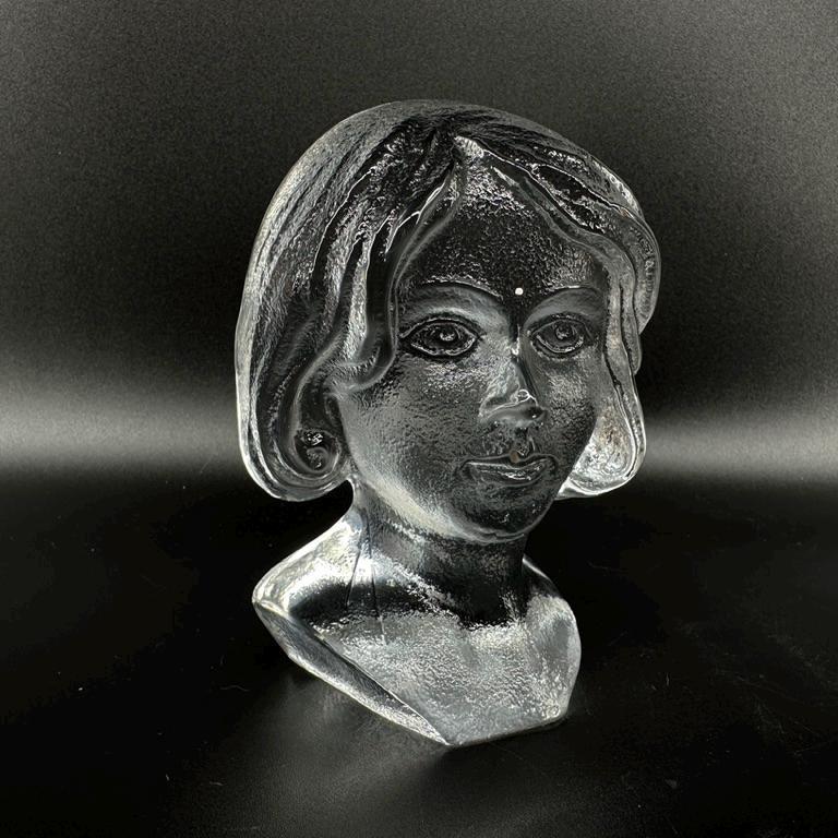 Collectible GlassArt Glass Girl - Mid century Swedish Glass paperweight Figurine - Vintage Sculpture bust statue Image 3