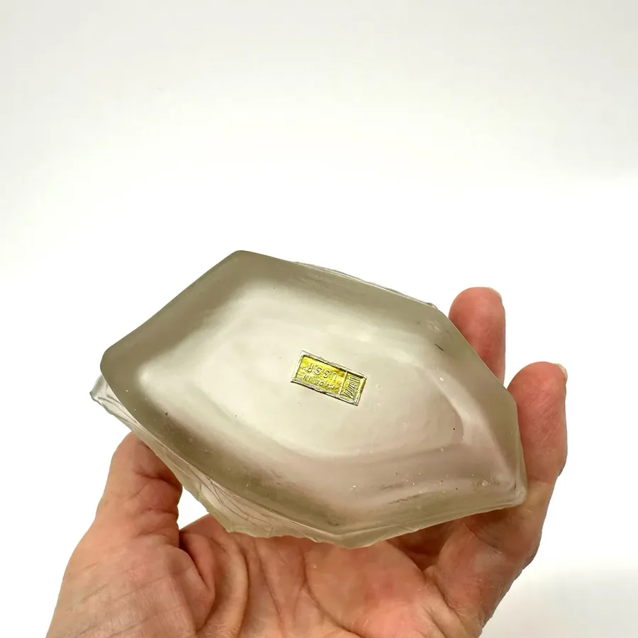 Side detail showing the icy iceberg body shape and frosted glass texture of the TeZHe polar bear perfume bottle stopper mecha