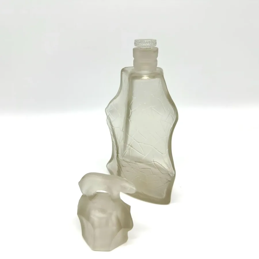 Top-down view of TeZHe polar bear perfume bottle stopper showing the detailed bear head sculpture and frosted glass surface