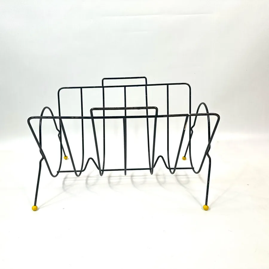 Full-length front view atomic wire rack empty display showing complete framework construction and yellow feet placement