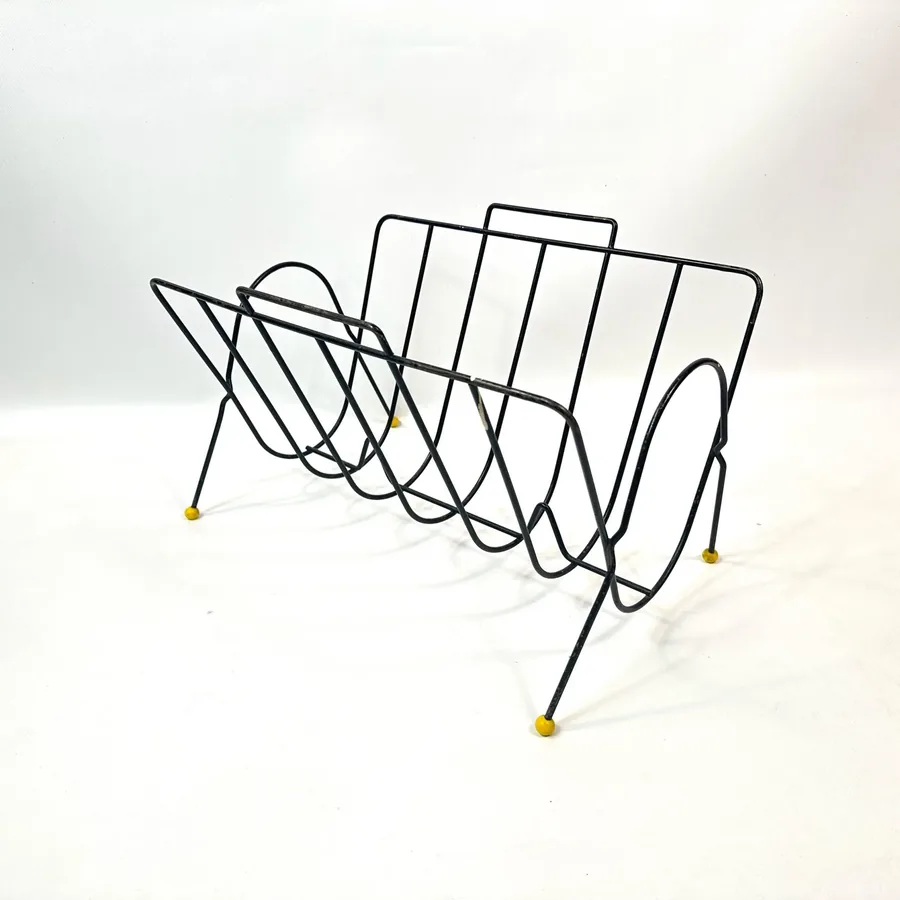 Vintage atomic wire rack from opposite side showing curved framework loops and yellow feet positioned at base angles