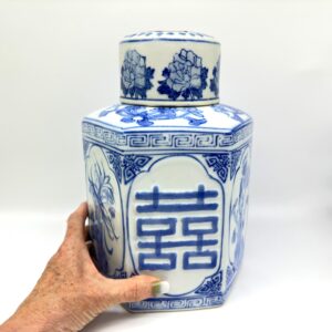 Chinese blue and white porcelain ginger jar with Double Happiness character, hexagonal body, domed lid, hand-held display