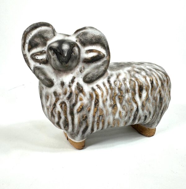 Three-quarter profile of Szilasi sheep showing detailed textured surface and ceramic craftsmanship from Gotland