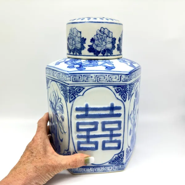 Chinese blue and white porcelain ginger jar with Double Happiness character, hexagonal body, domed lid, hand-held display