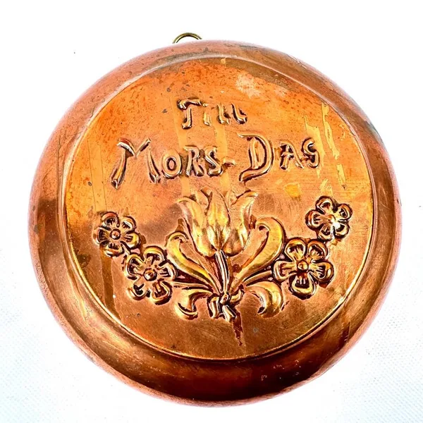 Copper wall plate front view with 'Til Mor-Dag' and surrounding floral botanical embossment clearly visible