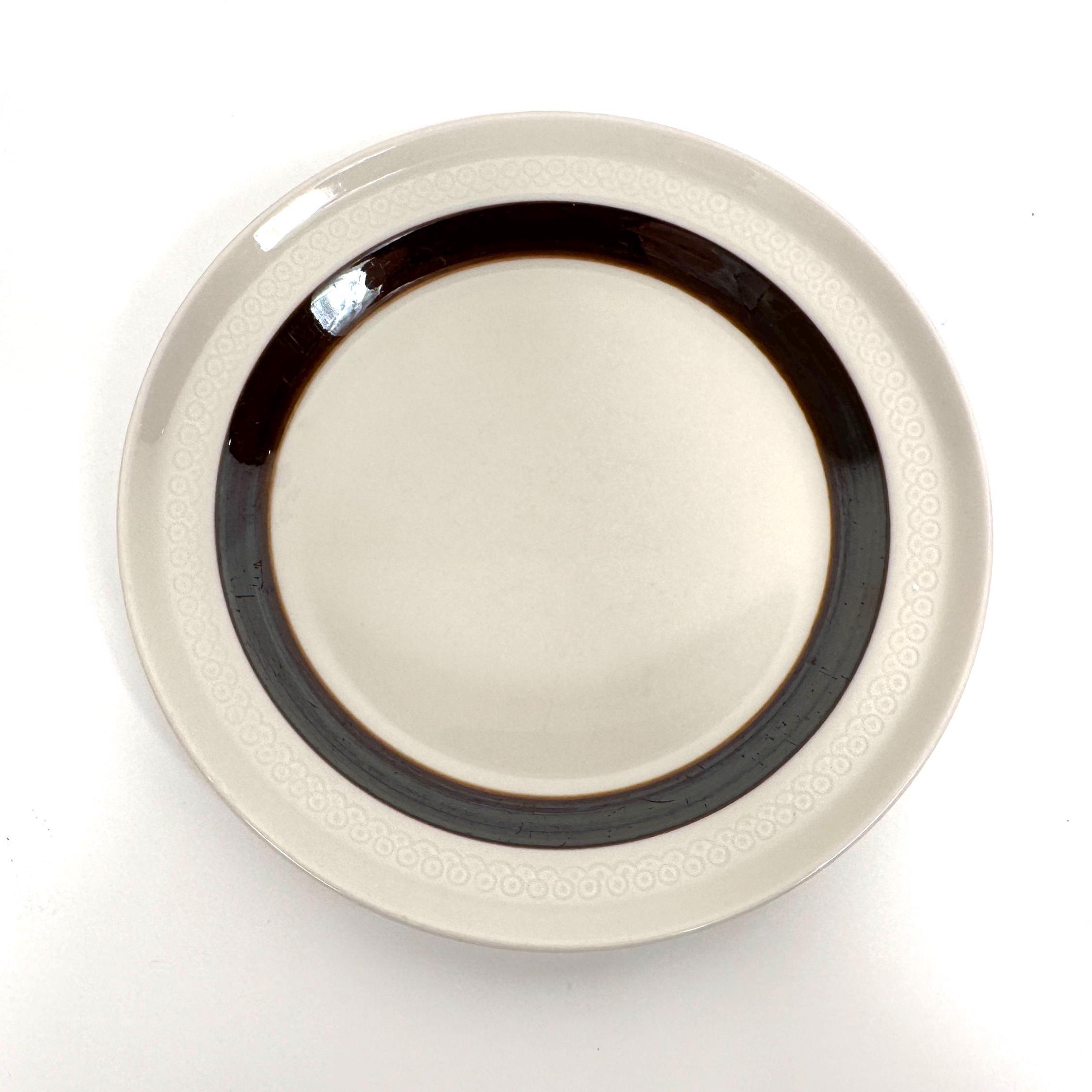 Direct overhead Rörstrand FORMA plate centered view showing symmetrical charcoal band and cream ceramic body