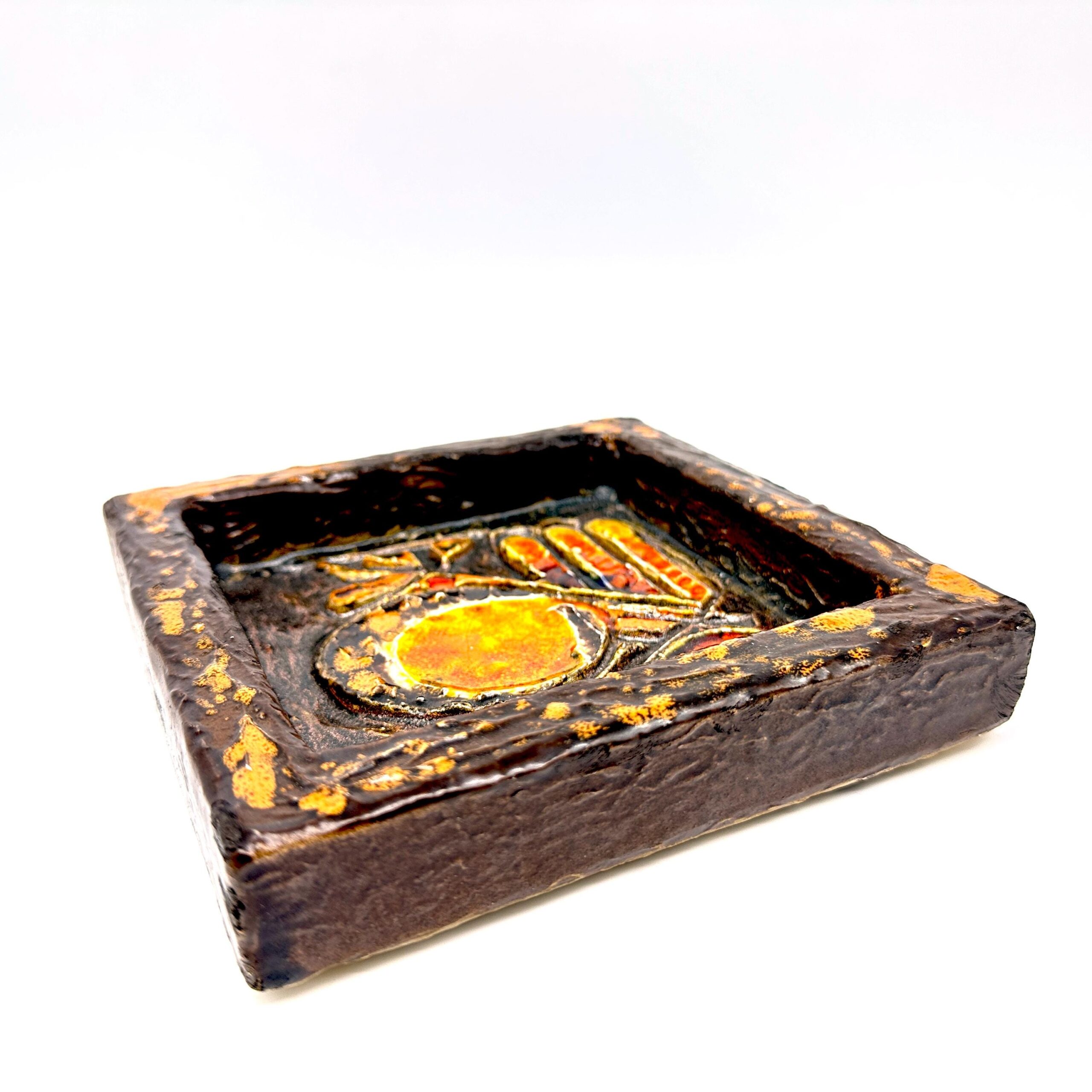 Tilgmans ceramic dish profile angle, showing deep raised rim and dimensional sculptural edge construction