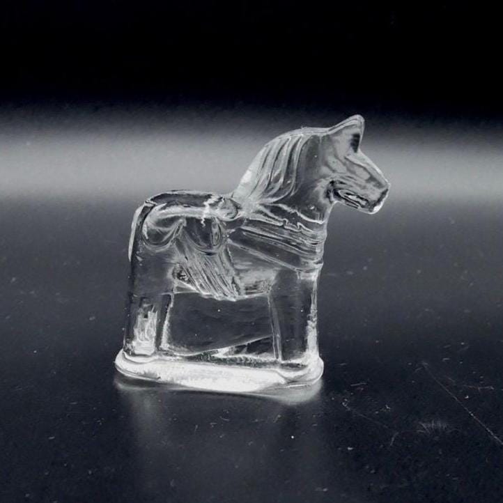Lindshammar glass Dala horse, 1970s Swedish art glass miniature with flowing mane and decorative saddle detail