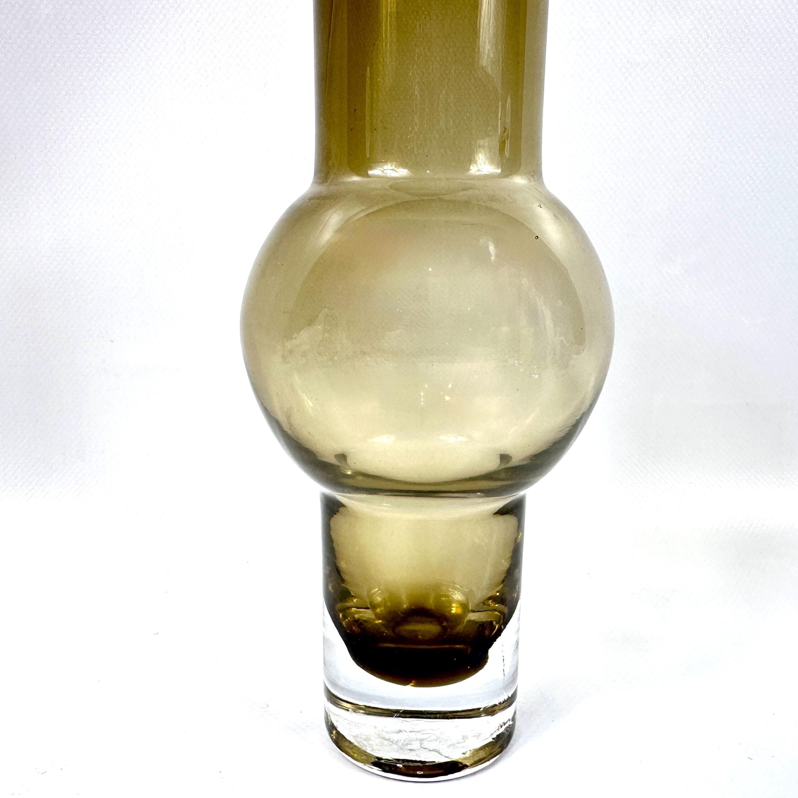 Riihimäen Lasi bubble glass vase opening detail, 1960s Finnish design, black rim edge viewed from above showing clear glass c